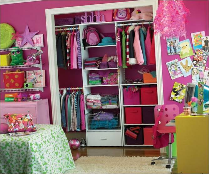 Kinderzimmer: geräumiger Garderobenschrank