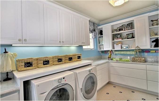 Hauswirtschaftsraum: Waschmaschinen, Wäschekörbe