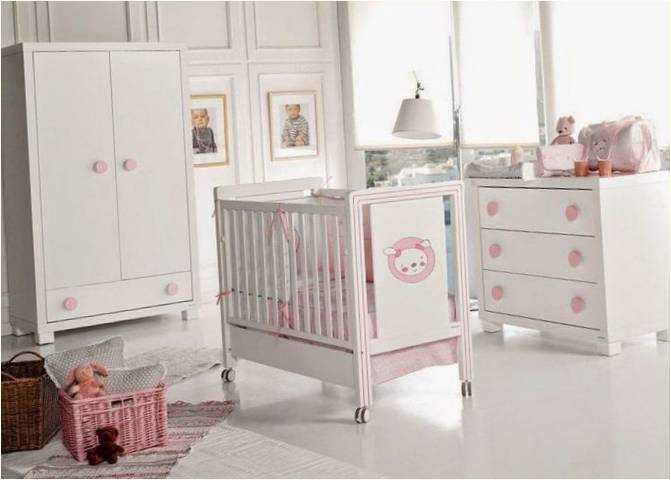Hübsches Kinderbett für ein neugeborenes Mädchen von MICUNA