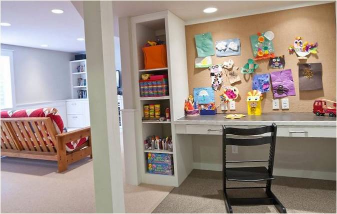 Die Einrichtung des Kinderzimmers: ein Schultisch mit bunten Dekorelementen
