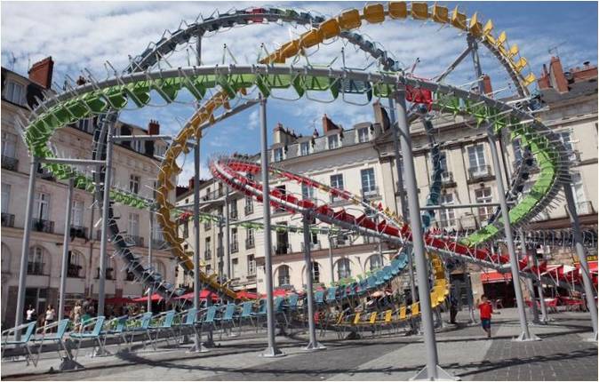 Baptiste Debombourg: die Straßeninstallation 'Starry' auf dem Place du Bouffet in Nantes, Frankreich